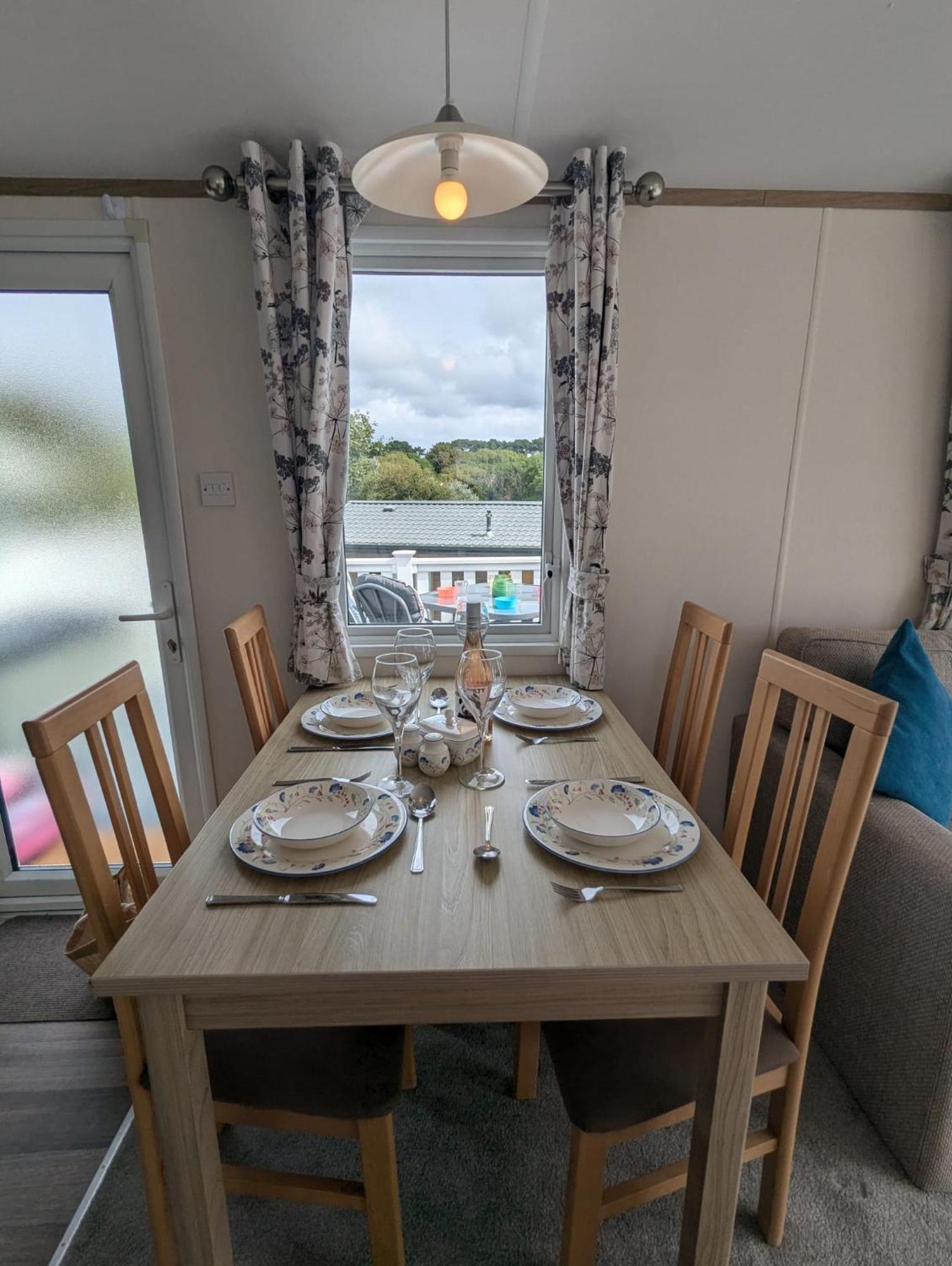Lovely Bright And Airy Caravan On The 5 Star Shorefield Country Park Entertainment Passes Included Milford on Sea Exterior foto